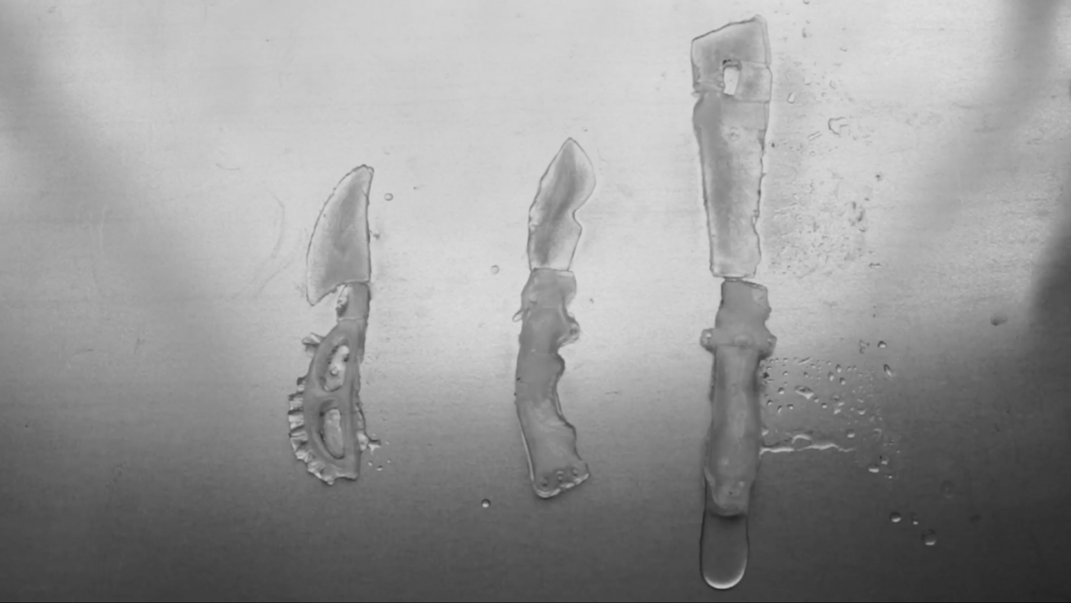 Wykonane z topniejącego lodu modele broni białej.