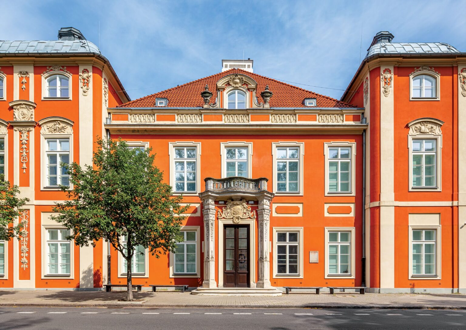 Piętrowy budynek z wysokim poddaszem