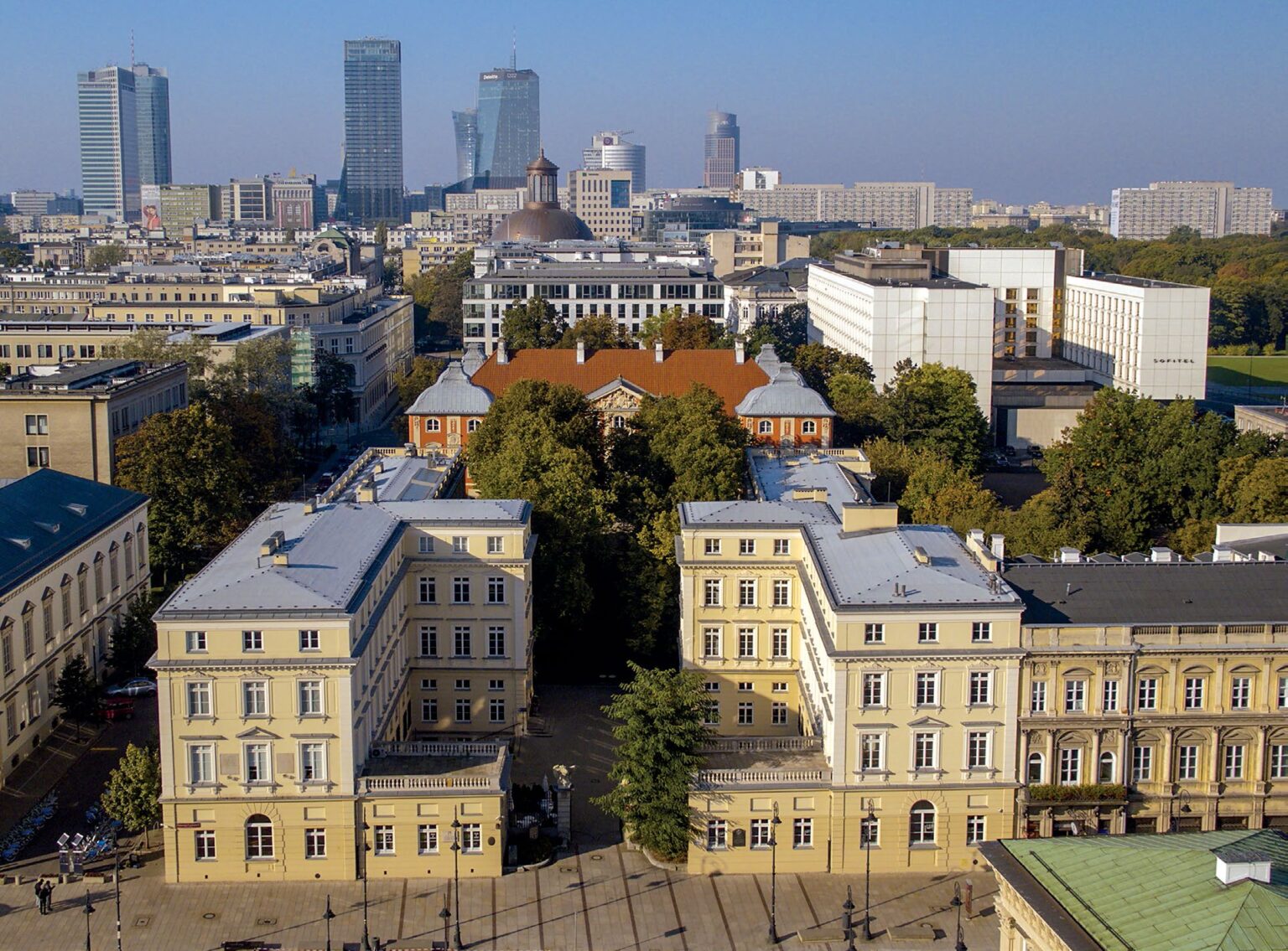 Zdjęcie z drona kompleksu budynków przy Krakowskim Przedmieściu