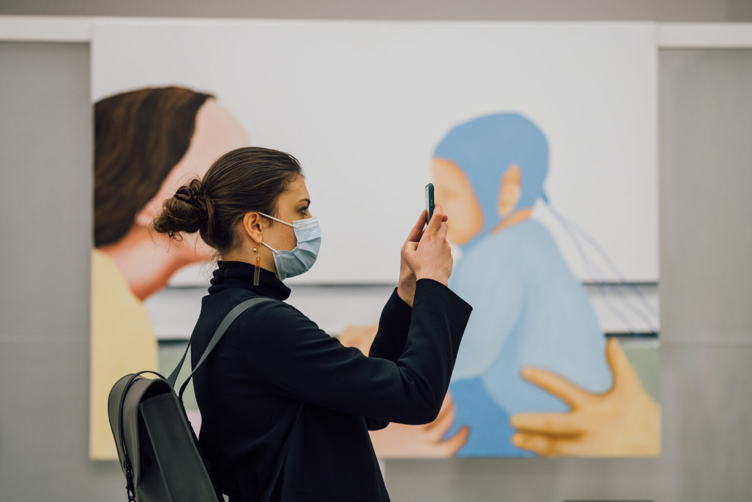 Zwiedzająca wystawę robi zdjęcie smartfonem