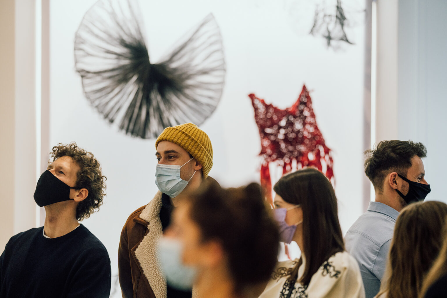 Zwiedzający na wystawie