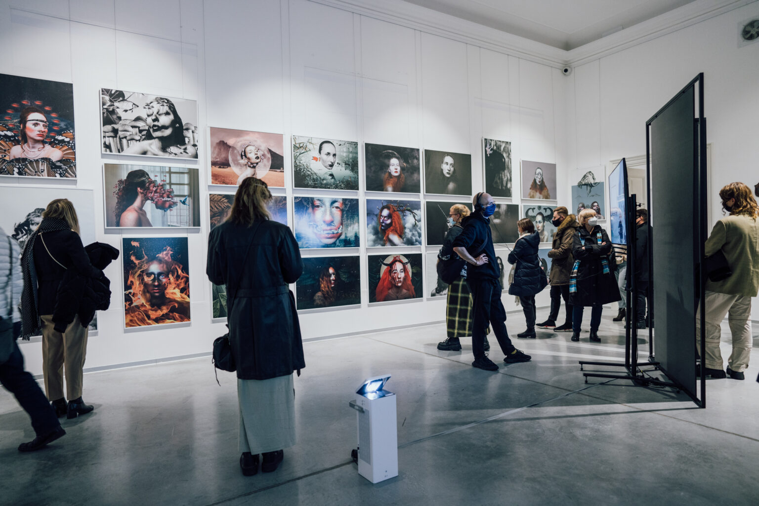 Zwiedzający na wystawie