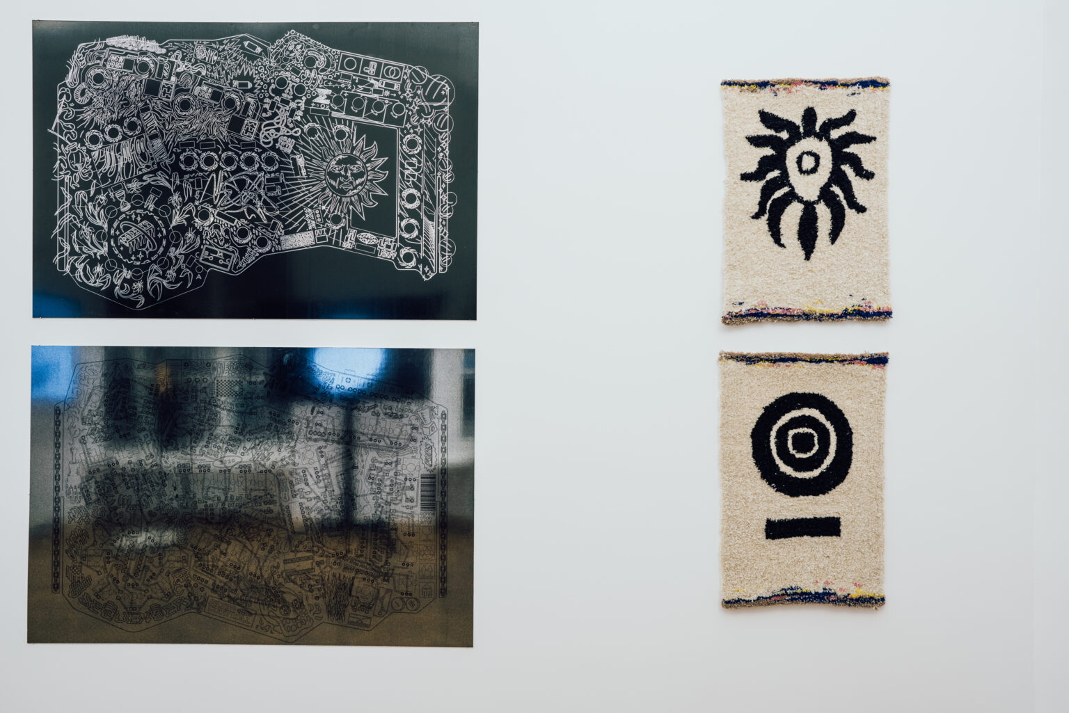 Cztery eksponaty na ścianie galerii