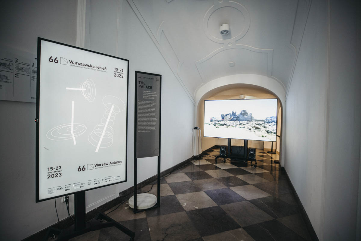 W przestrzeni wystawowej na monitorach wyświetlana jest identyfikacja graficzna Warszawskiej Jesieni wraz z informacjami o wystawie