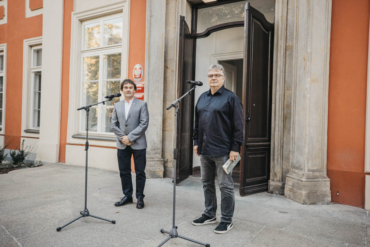 Współorganizatorzy wydarzenia przemawiają przed wejściem do Pałacu Czapskich