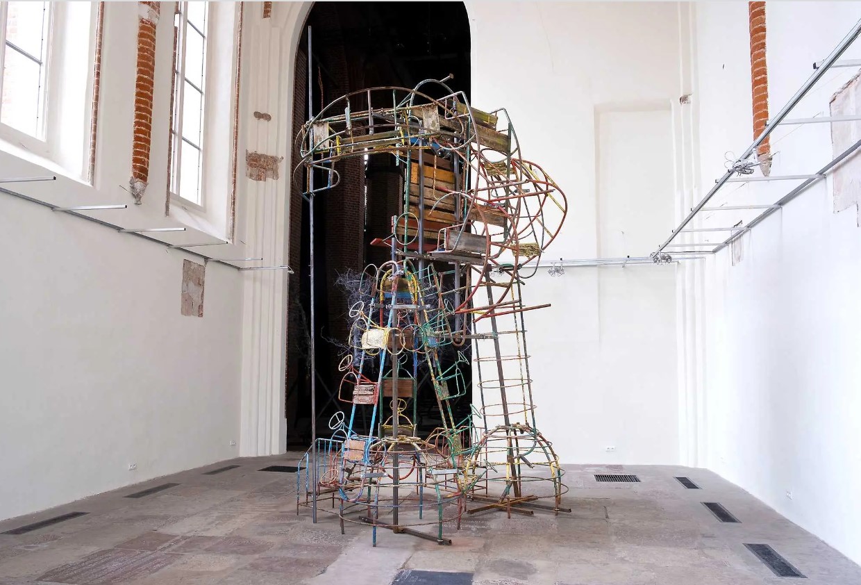 W centrum sali znajduje się rzeźba zbudowana z różnych metalowych przedmiotów.