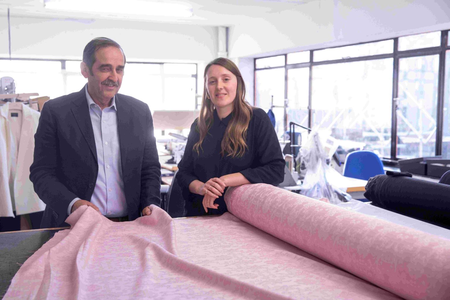 Kobieta i mężczyzna przy beli z różowym materiałem