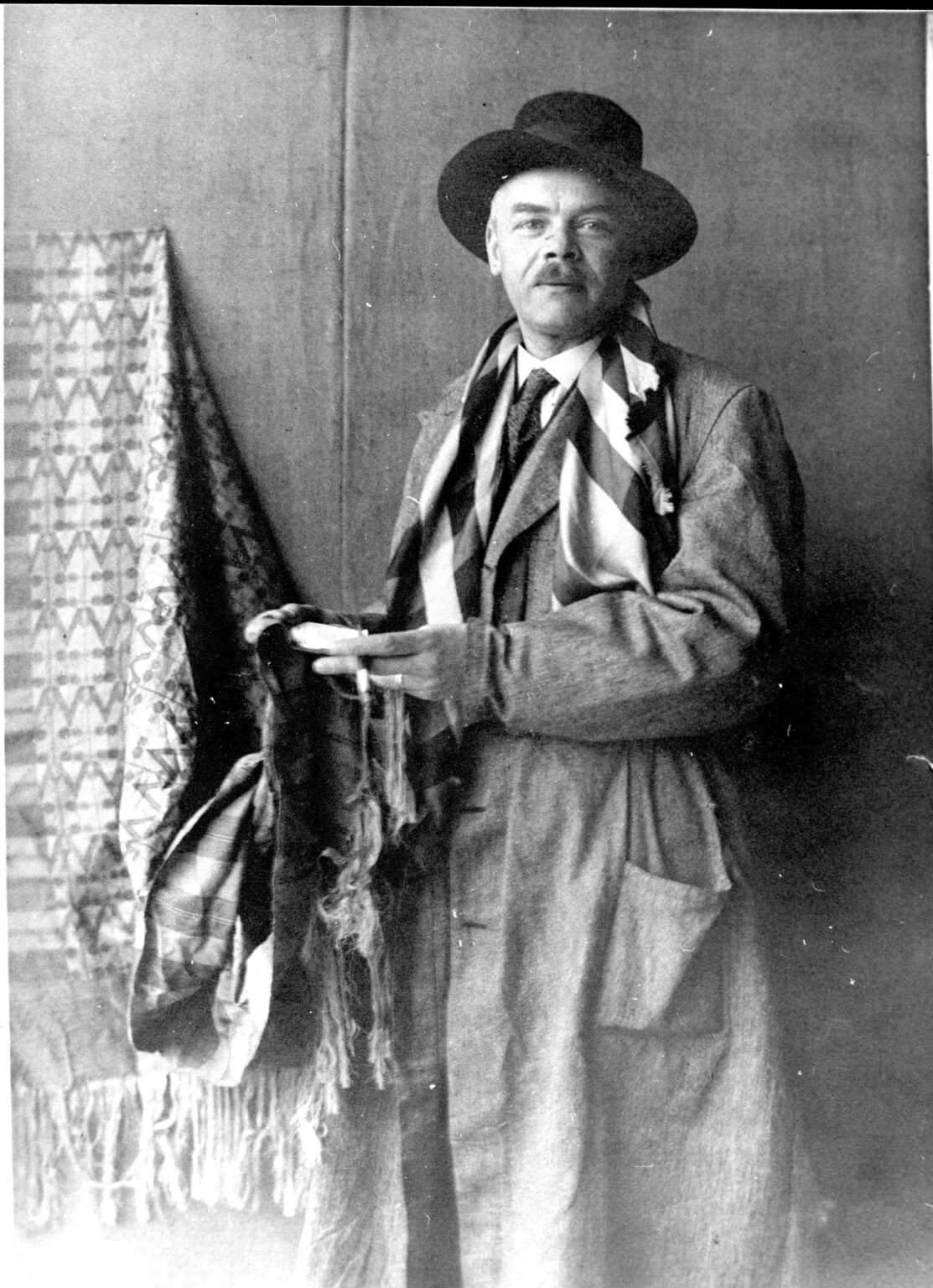 Czarno-białe zdjęcie przedstawiające postać mężczyzny