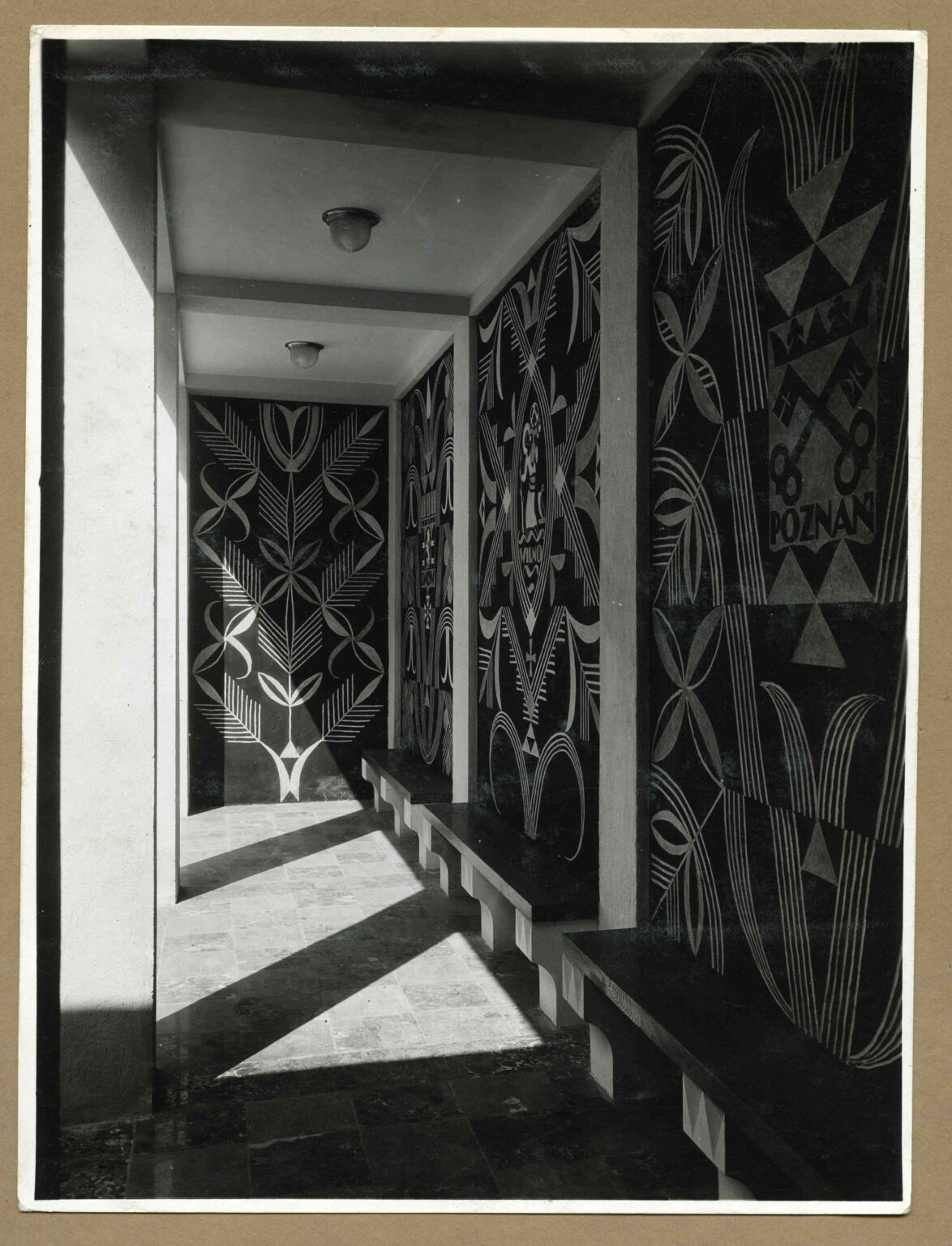 Czarno-białe zdjęcie przestrzeni wystawienniczej