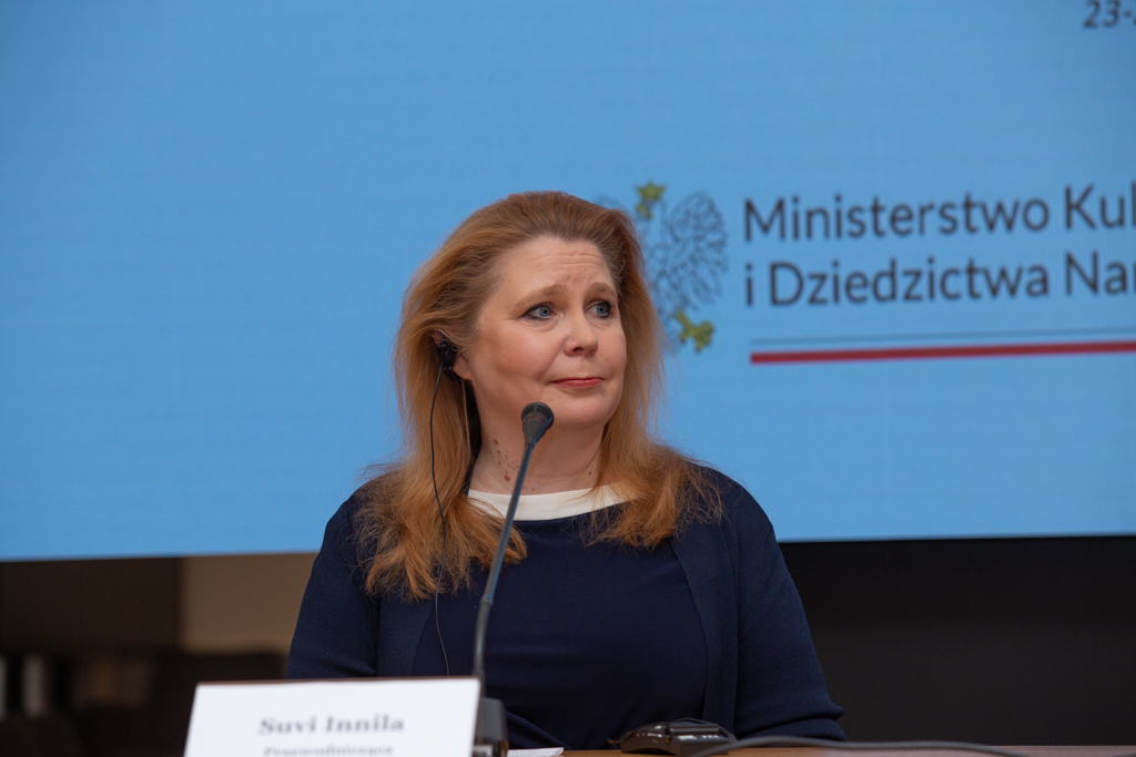 Przewodnicząca Panelu Ekspertów Suvi Innil przy mikrofonie