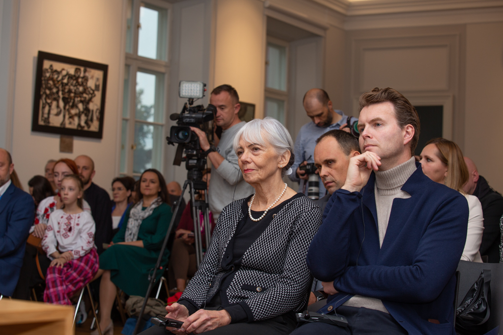 Grupa osób na konferencji