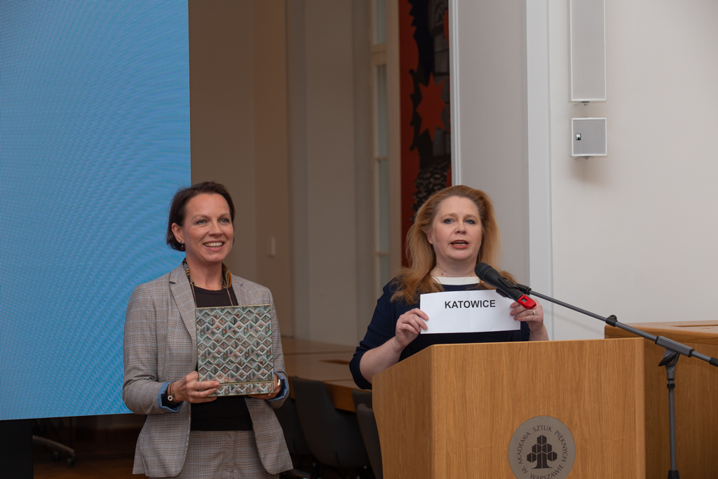 Przewodnicząca Panelu Ekspertów Suvi Innil ogłasza zwycięską kandydaturę Katowic