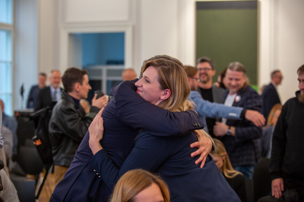 Grupa cieszących się osób