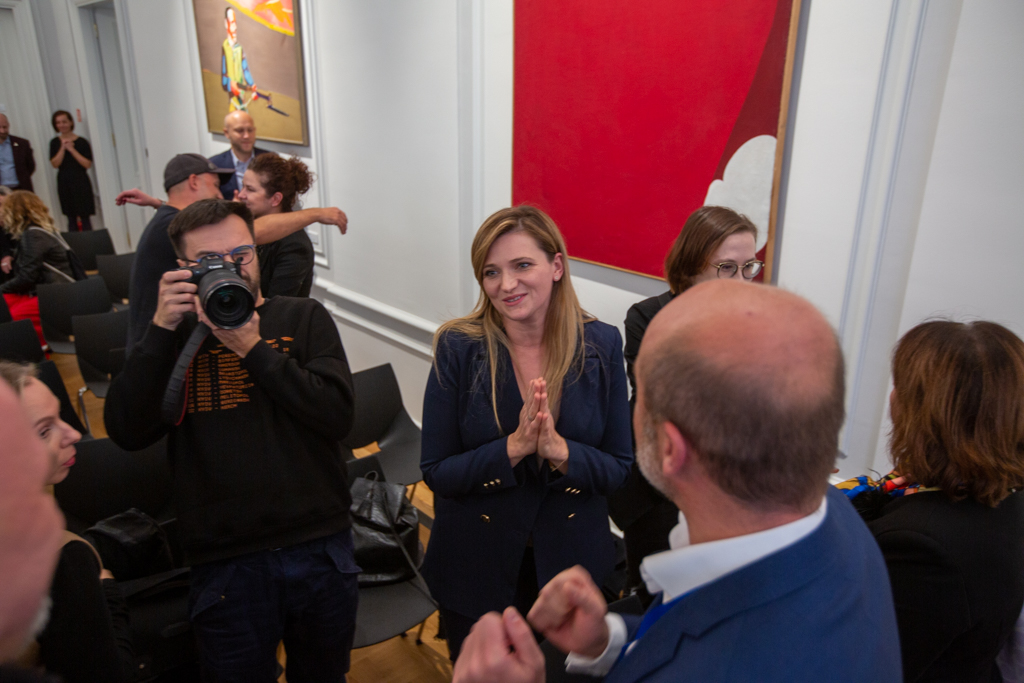 Grupa osób. Jedna robi zdjęcie