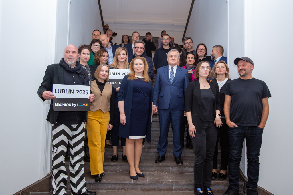 Delegacja Lublina na schodach pozuje do zdjęcia grupowego