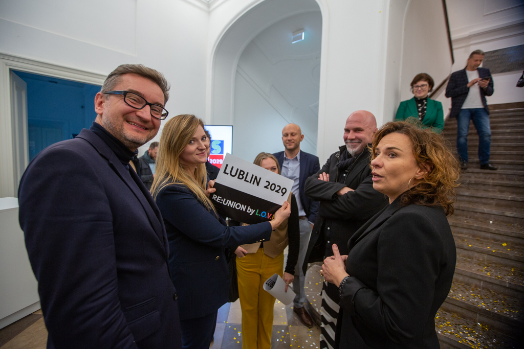 Dyrektor Departamentu Funduszy i Spraw Europejskich MKiDN Monika Smoleń rozmawia z przedstawicielami Lublina