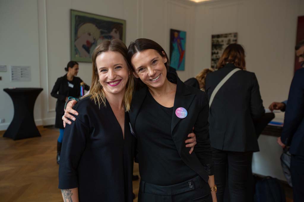 Dwie uśmiechnięte kobiety pozują do zdjęcia