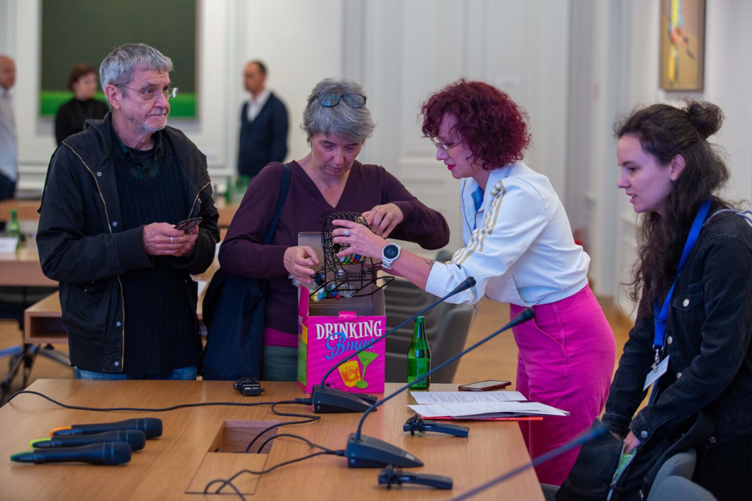 Grupa osób pakujących materiały promocyjne do torby