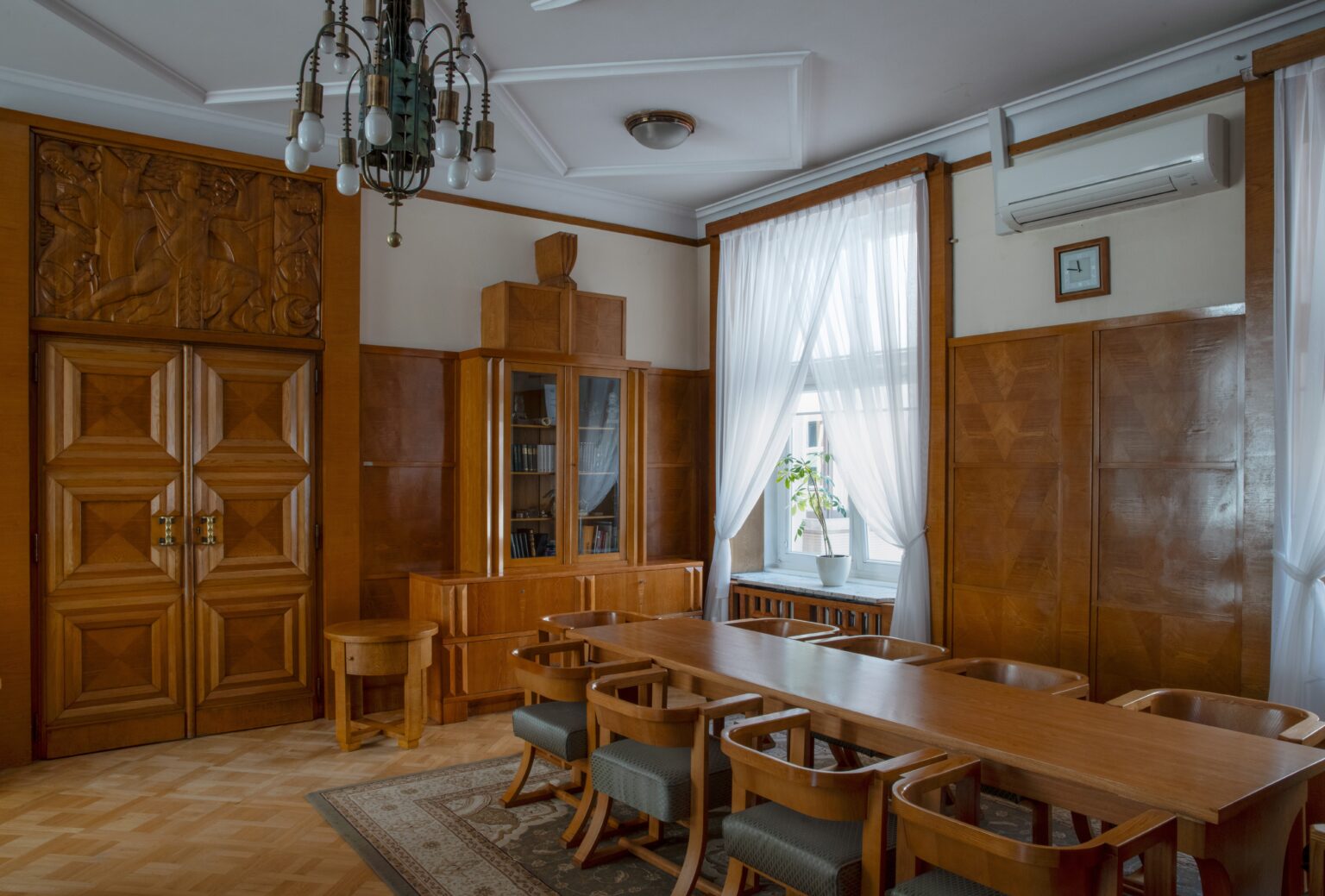 Wnętrze umeblowanego gabinetu