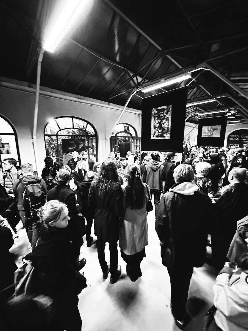 Zwiedzający wystawę