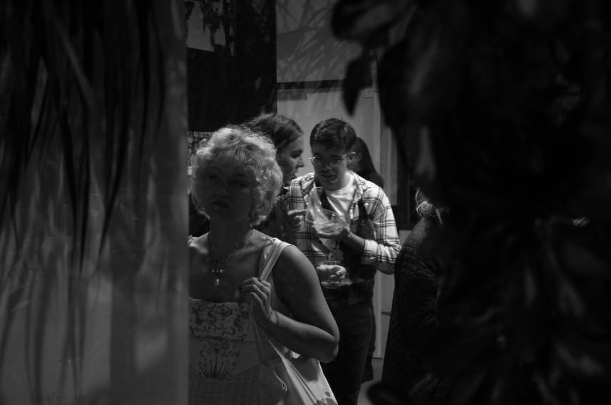 Osoby zwiedzające wystawę