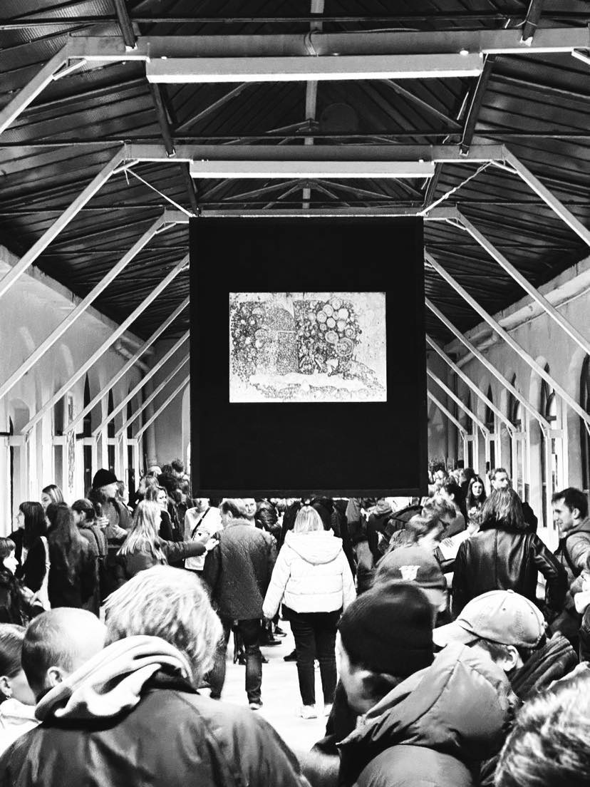 Zwiedzający wystawę