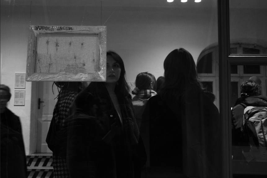 Osoby zwiedzające wystawę