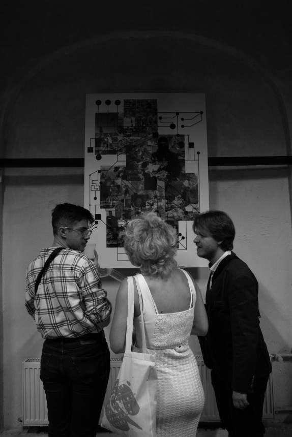 Osoby zwiedzające wystawę