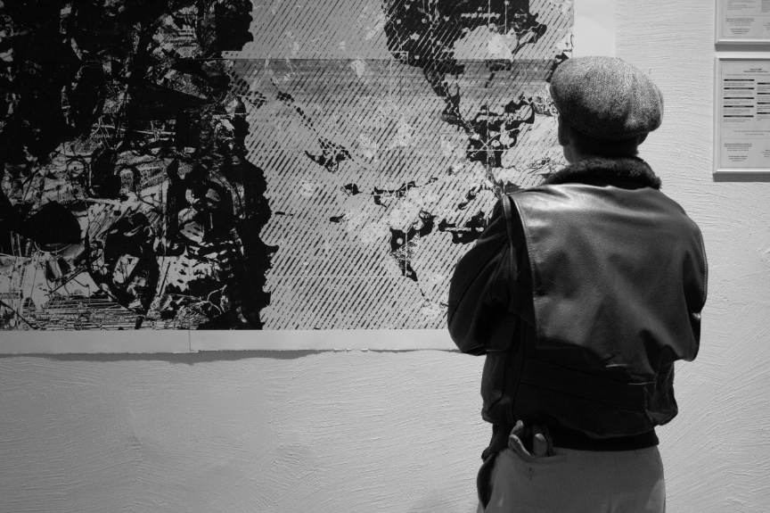 Osoba oglądająca wystawę