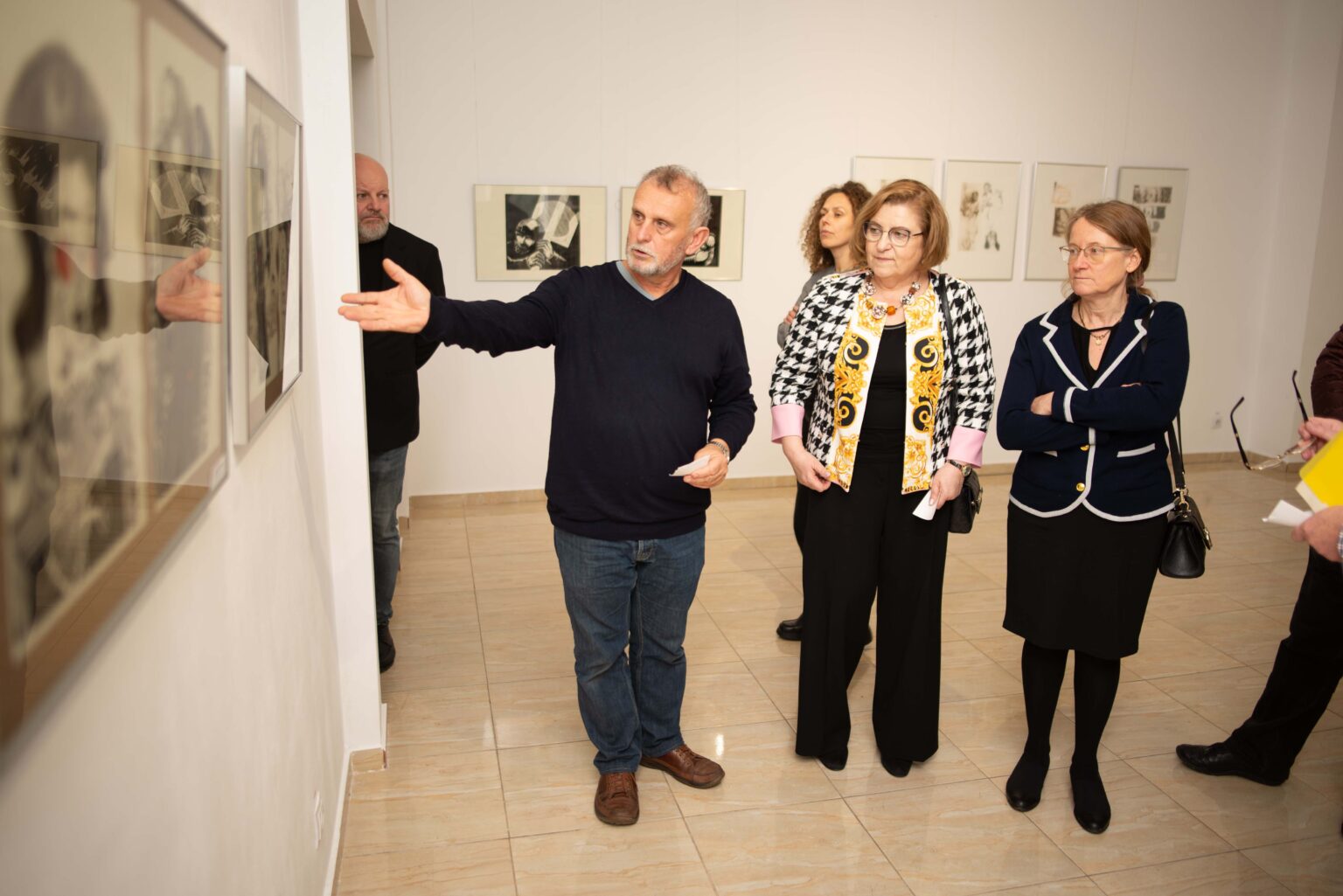 Zwiedzający w muzeum