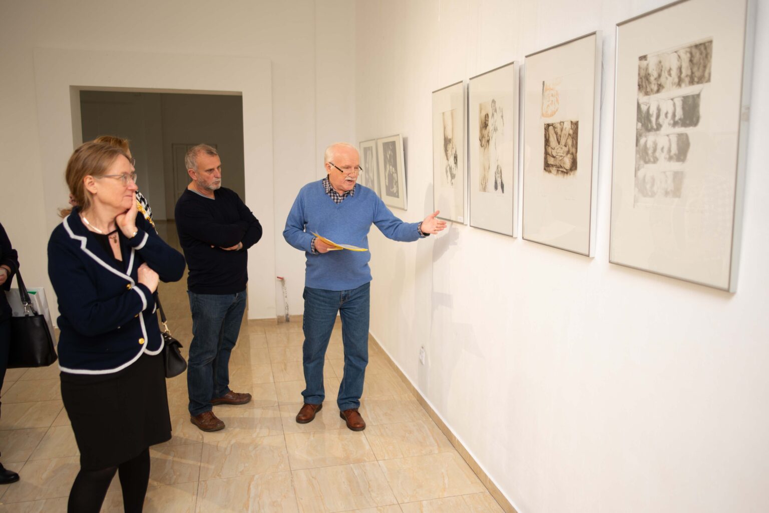 Zwiedzający wystawę