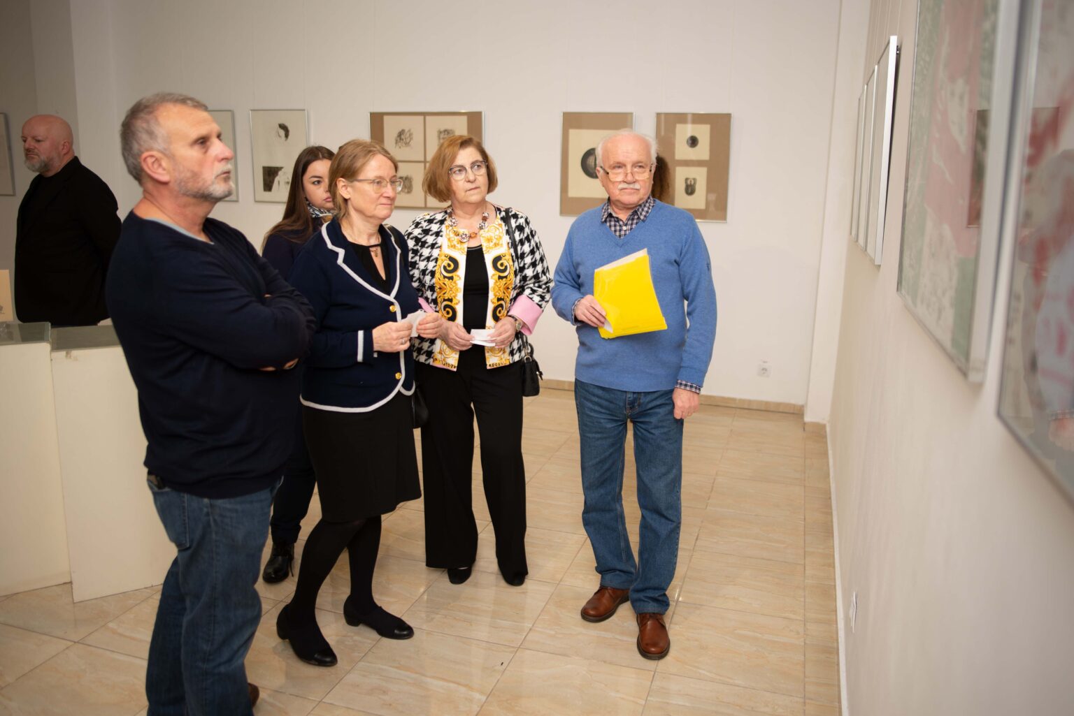 Zwiedzający wystawę