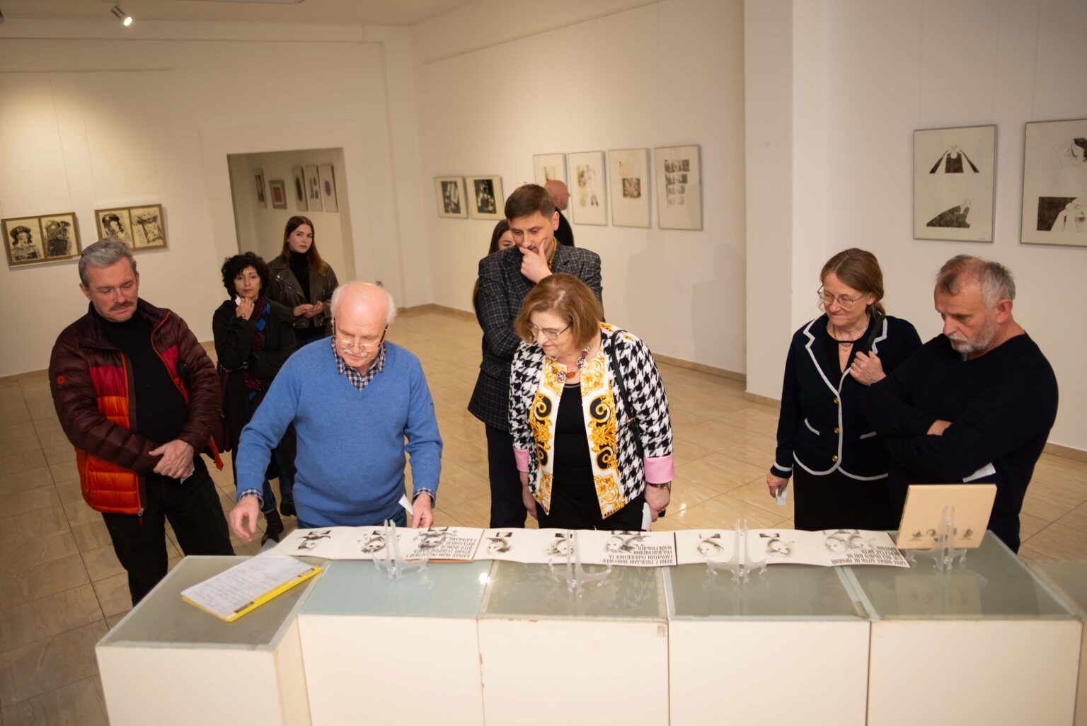 Zwiedzający wystawę