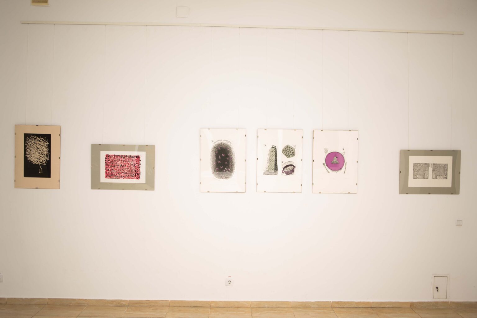 Eksponaty na ścianie w muzeum