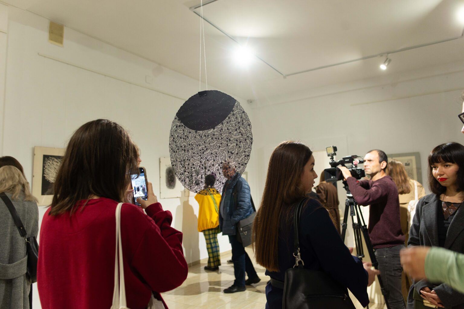 Zwiedzający pośród eksponatów w muzeum