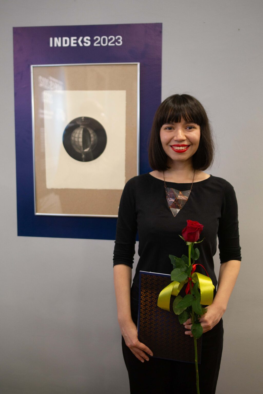 Kobiera na tle eksponatu w muzeum