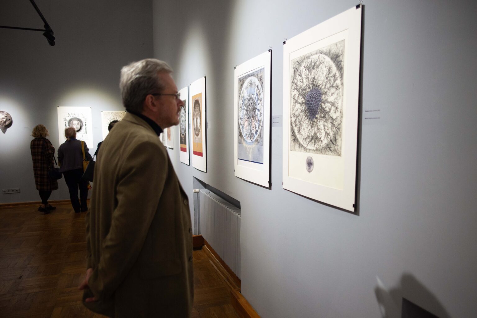 Zwiedzający wystawę