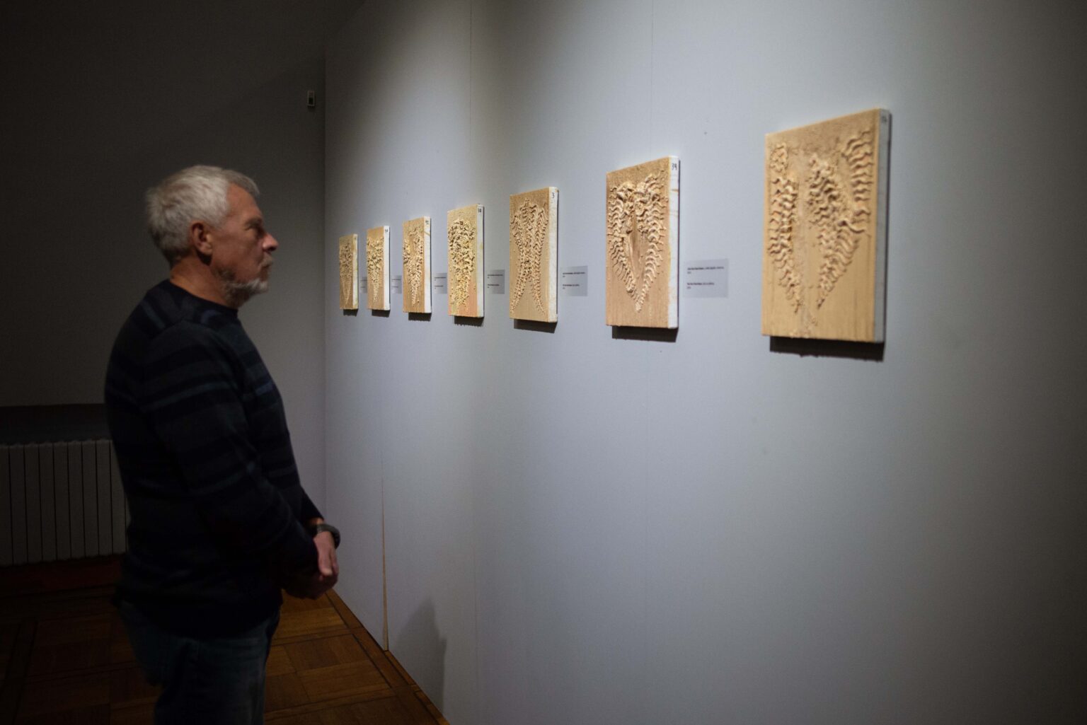 Zwiedzający wystawę i eksponaty a galerii