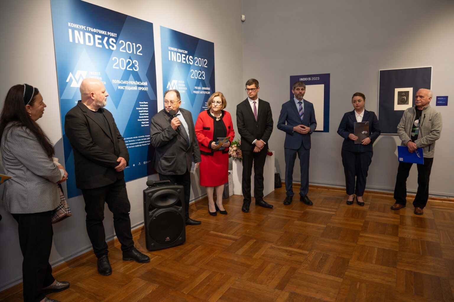 Zwiedzający na wystawie