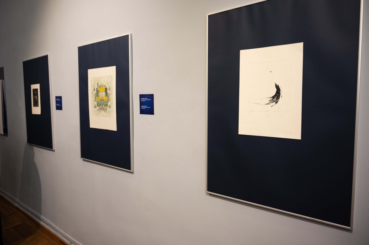 Eksponaty na ścianie muzeum