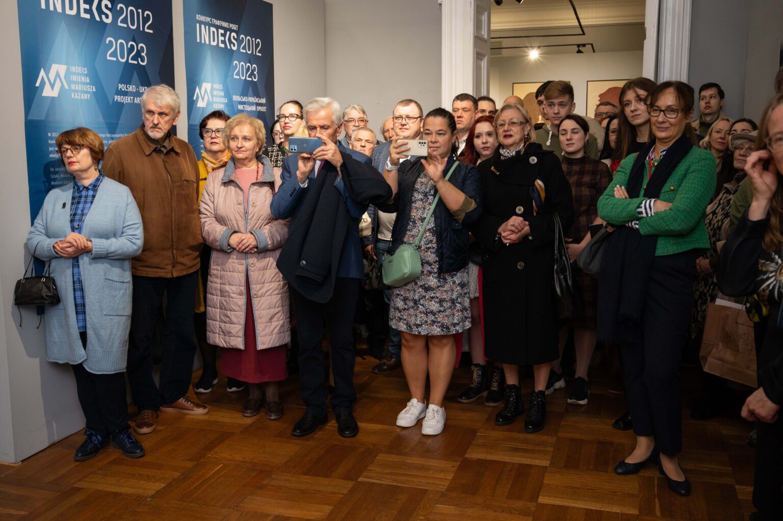 Grupa zwiedzających w muzeum