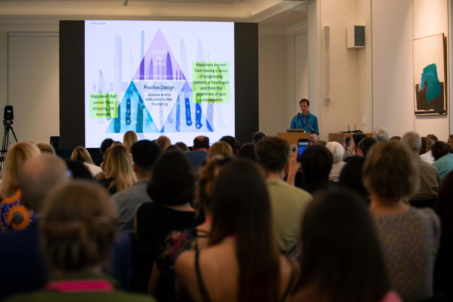 Grupa osób podczas konferencji i prelegent