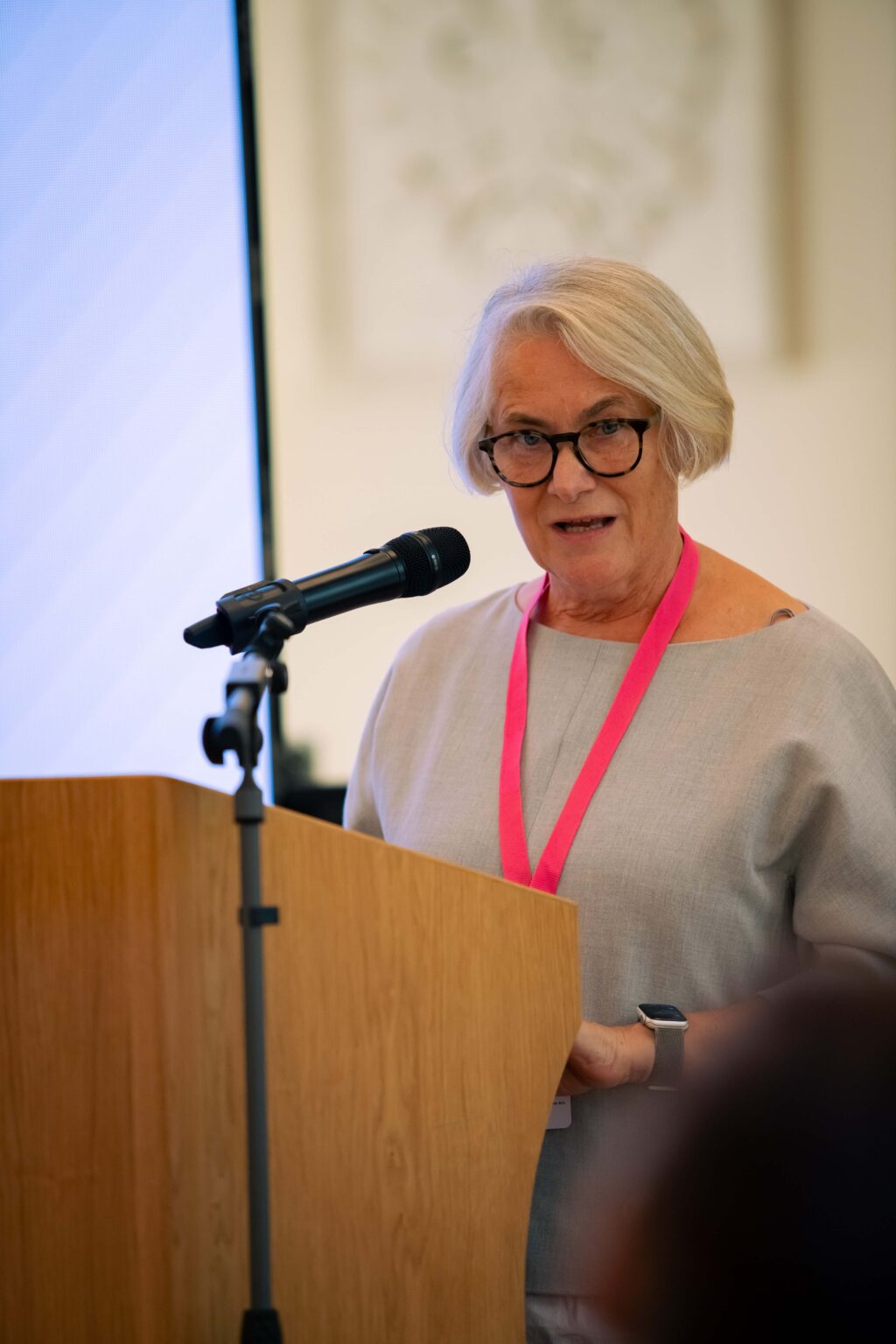 Prelegentka na mównicy