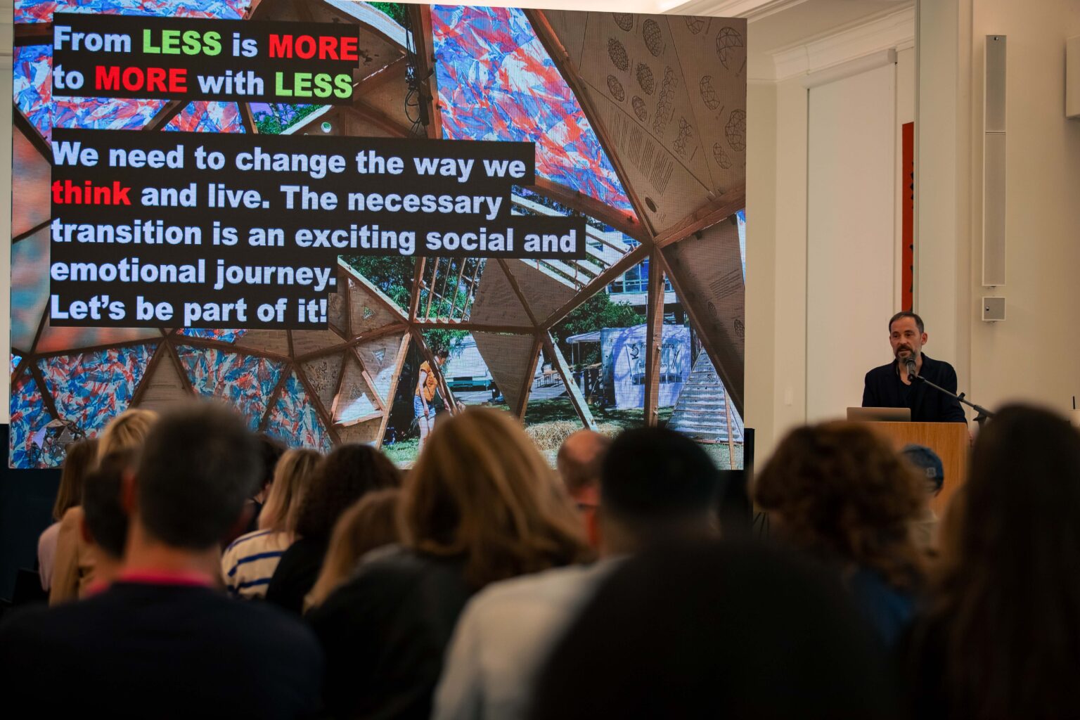 Grupa słuchaczy. Prezentacja w tle