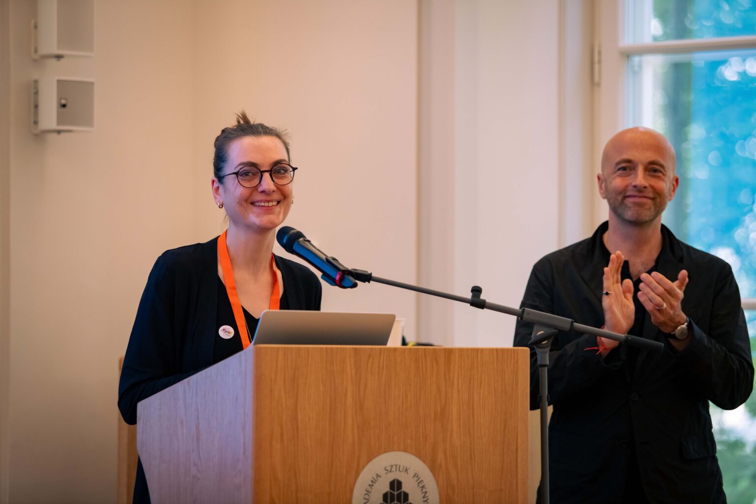 Prelegentka na mównicy