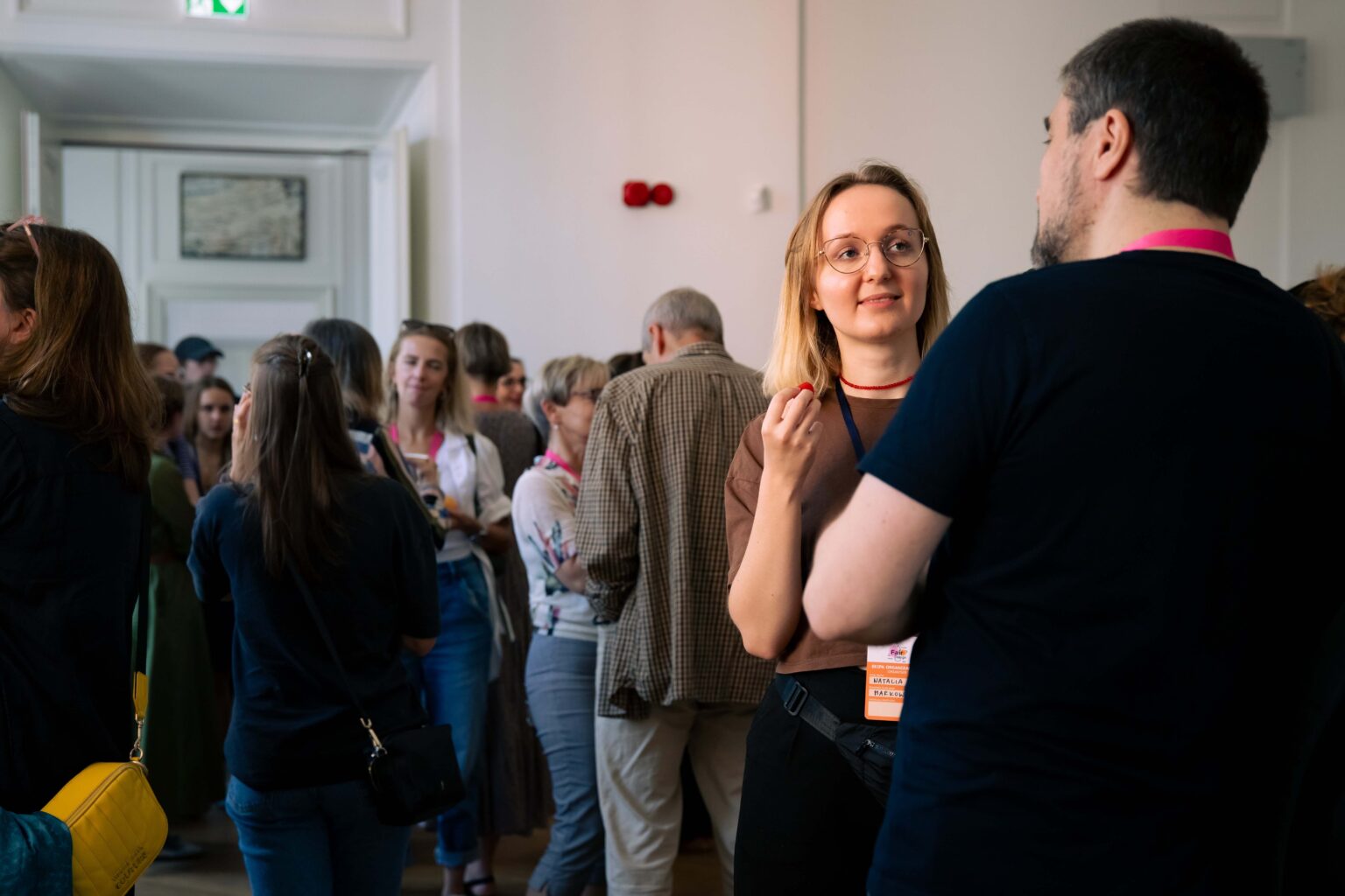 Grupa osób w przerwie kawowej