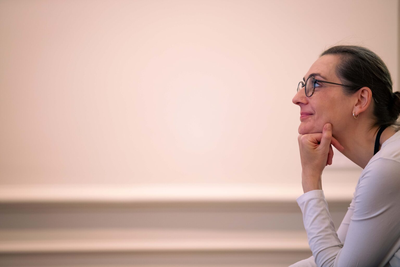 Portret prelegentki na tle białej ściany