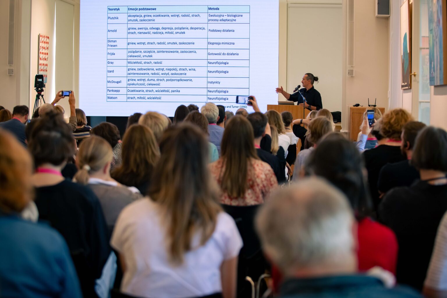 Widok sali pełnej słuchaczy