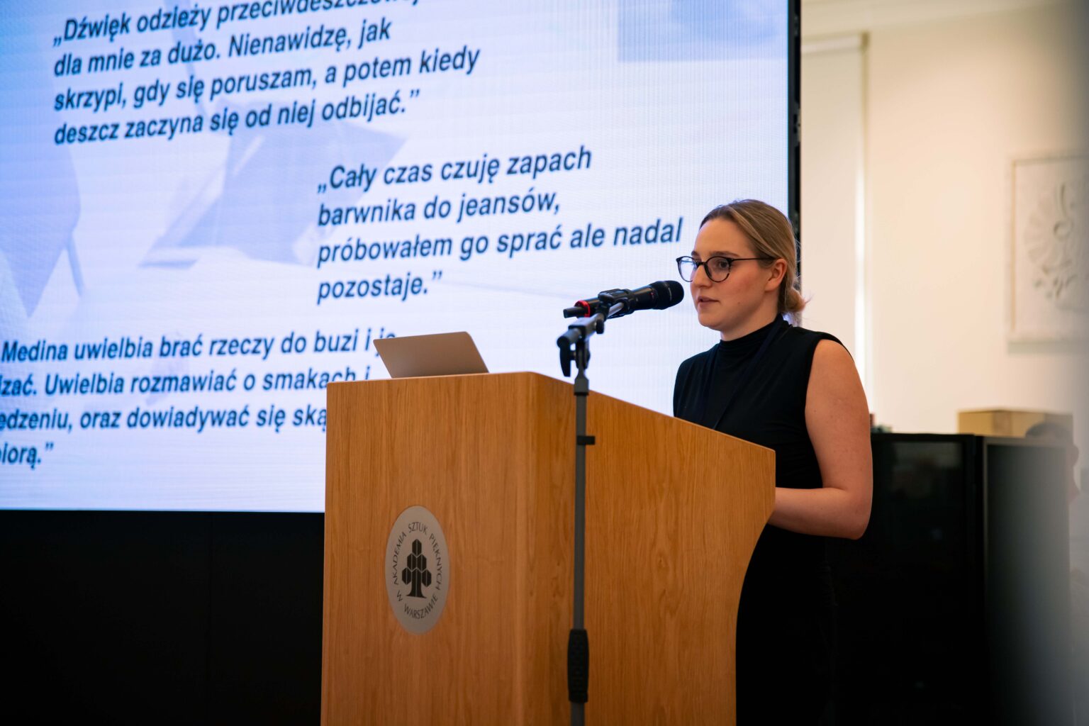 Prelegentka. W tle prezentacja