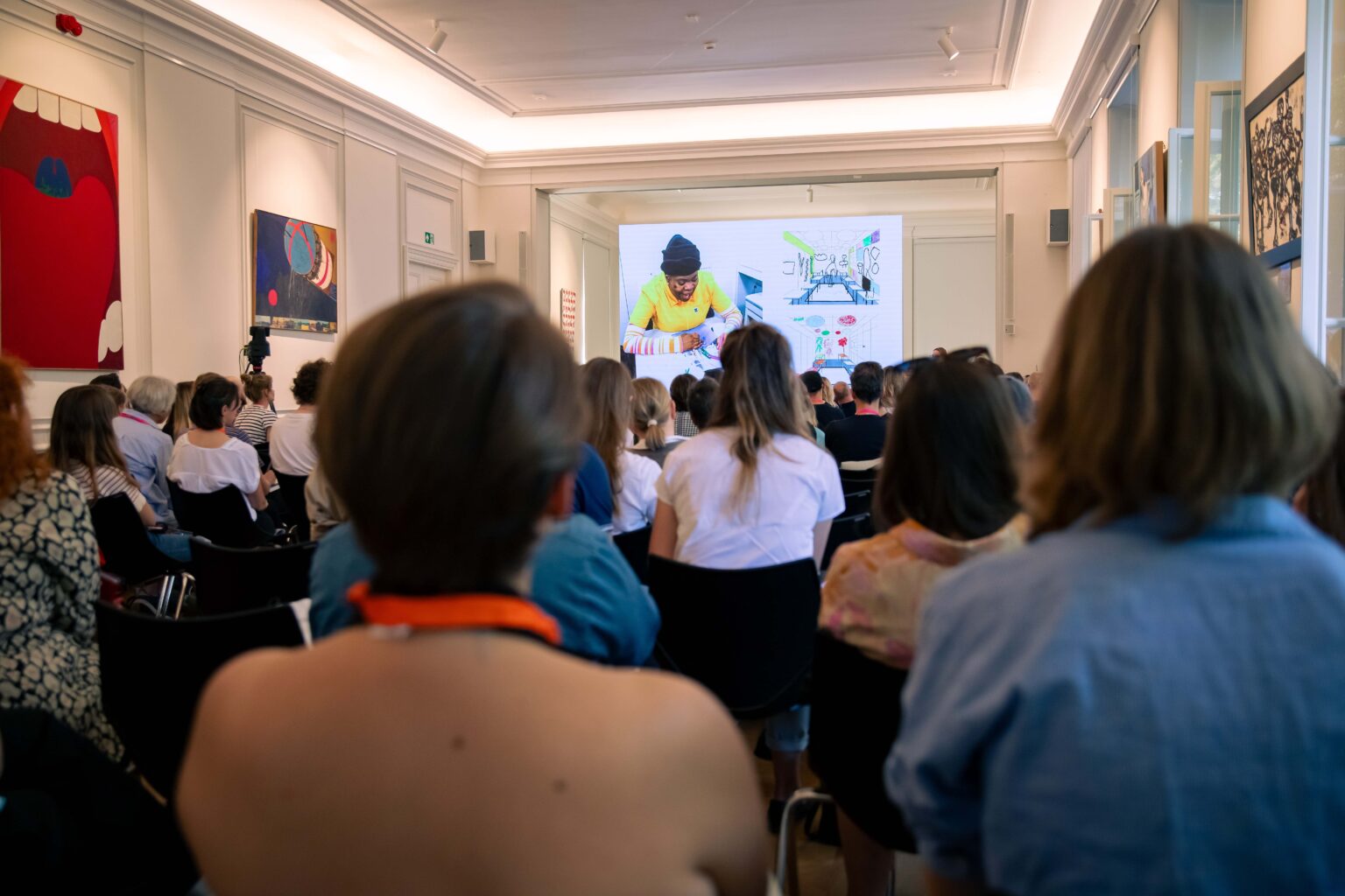 Słuchacze. Prezentacja w tle